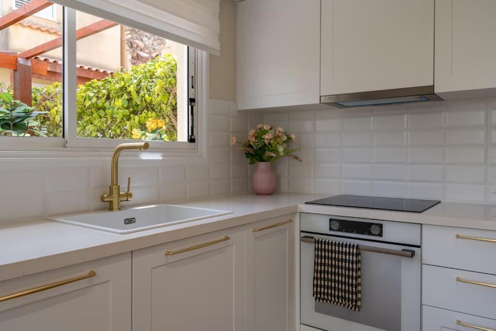 Cozy Nerina Cottage At Harbour Пафос Екстериор снимка