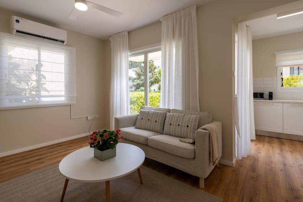 Cozy Nerina Cottage At Harbour Пафос Екстериор снимка